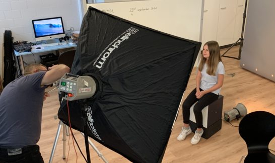 Ein schulinternes Fotoshooting unter professionellen Bedingungen setzt die Jugendlichen für die Bewerbungsunterlagen ins richtige Licht und sorgt dafür, dass sie sich in ihren Unterlagen optimal präsentieren können.